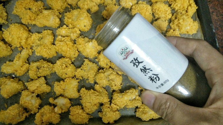 烤箱版无油鸡米花,预热烤箱190°后,上下火190°烤20分钟左右,烤好出炉后撒<a style='color:red;display:inline-block;' href='/shicai/ 146542'>孜然粉</a>