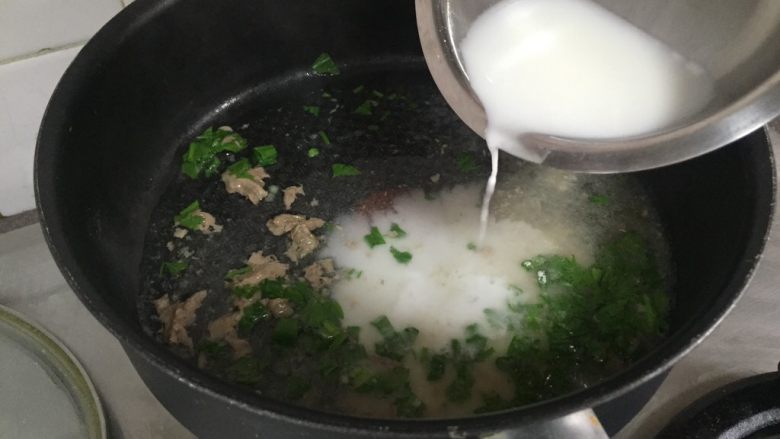 宝宝食谱·清蒸狮子头牛肉版,用一汤匙半的淀粉兑一碗水,勾芡。