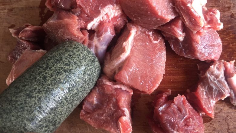 宝宝食谱·清蒸狮子头牛肉版,牛瘦肉锤散(我用的是牛后腿肉筋多)。这个步骤可以用刀切成小碎块。