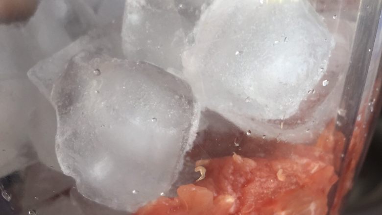 宝宝食谱·清蒸狮子头牛肉版,第一次搅拌均匀后再加剩余冰块,低速搅拌。