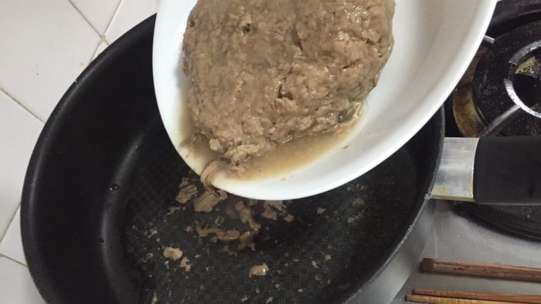 宝宝食谱·清蒸狮子头牛肉版,蒸好后的肉球倒扣入盘,把汤子倒入锅内;