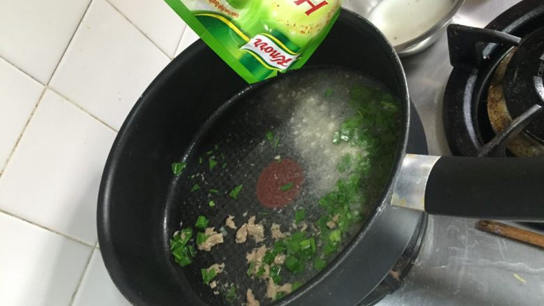 宝宝食谱·清蒸狮子头牛肉版,加水,下小芹菜段和葱花,调味。