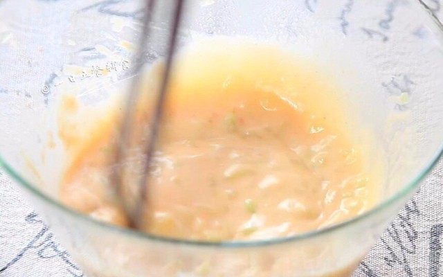 西瓜皮饼,面粉全部的加入搅拌成可流动的糊状。
🌻小贴士:由于白面粉营养较低,所以加了一半白面粉,一半杂粮粉,其他深色的杂粮粉会影响整个饼的颜色