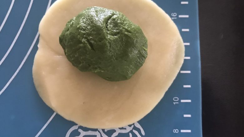 抹茶紫薯蛋黄酥,取一个油皮擀成圆形,包上油酥