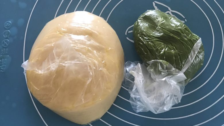 抹茶紫薯蛋黄酥,油皮材料混合揉均匀放保鲜袋,油皮要使劲多揉一会,油酥材料也揉均匀放保鲜袋,然后醒面一个小时