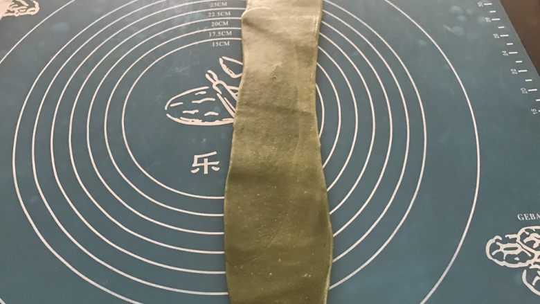 抹茶紫薯蛋黄酥,再次取第一个卷好的面团,再次擀成长舌状,比第一次擀的要窄一些