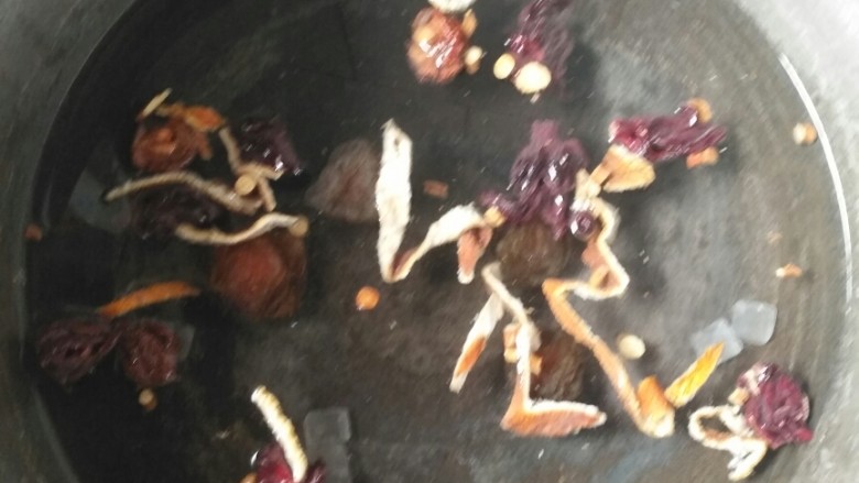 酸梅汤,洗净放入锅中,加适量水,大火烧开,转小火