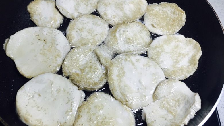 家常烧素鸡,一面煎至微黄,翻动另一面。