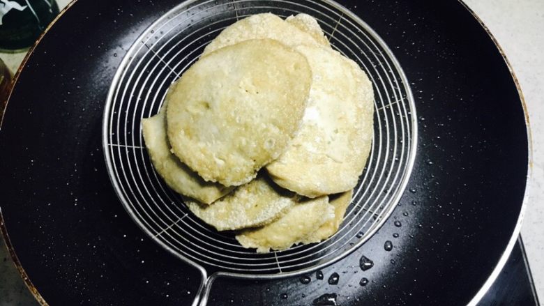 家常烧素鸡,两面煎至微黄,捞起素鸡沥油。