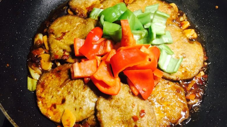 家常烧素鸡,小火约煮5分钟,倒入青红椒块。