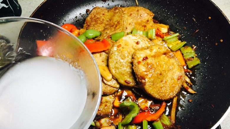 家常烧素鸡,汤汁煮干了,加入半碗水淀粉勾芡。