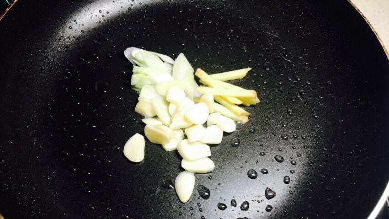 家常烧素鸡,锅里留底油,把葱姜蒜放入锅中爆香。