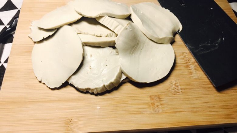 家常烧素鸡,先把素鸡切成薄片,太厚了不好入味。