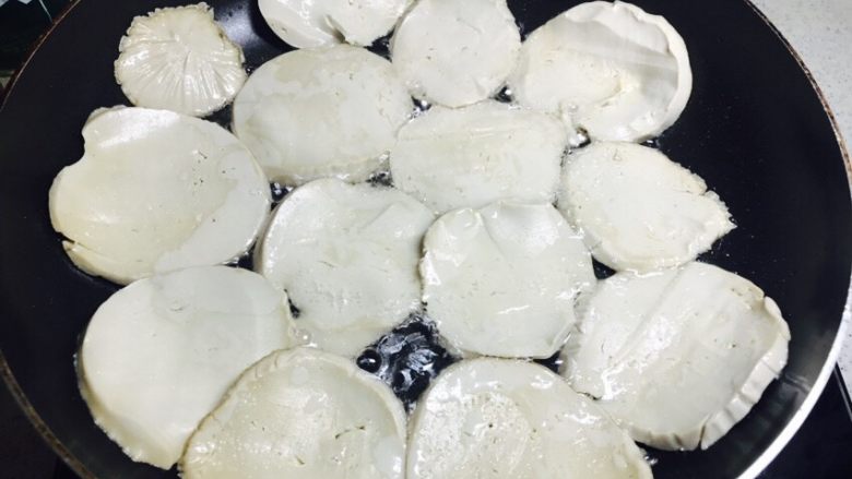家常烧素鸡,锅里倒入适量油,油热把素鸡放入锅中煎一下。
