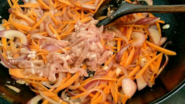 家常炒面,胡萝卜丝炒到微软就把肉丝放进去快火快速炒肉丝五成熟,把面放入去