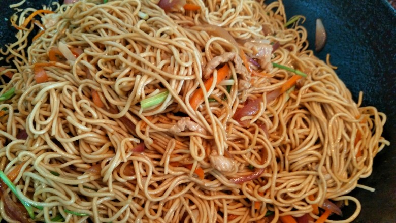 家常炒面,按顺序再放入酱油 盐 五香粉 胡椒粉 <a style='color:red;display:inline-block;' href='/shicai/ 146542'>孜然粉</a>后快火用筷子快速把面翻松散几下,倒入热开水边焖边翻拌几下即可。(加入热水目的是为了面不会黏糊在一起,炒完面才能条条分明也又不会太干)
