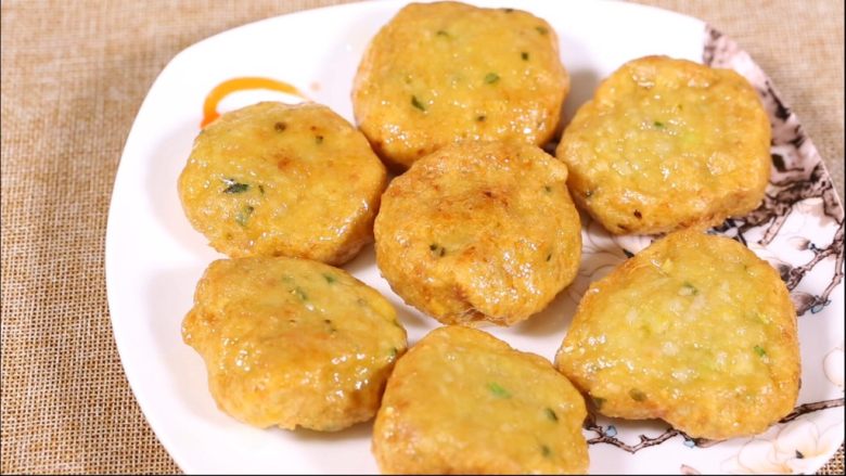 泰汁藕饼,炸至好的藕饼,颜色非常漂亮
