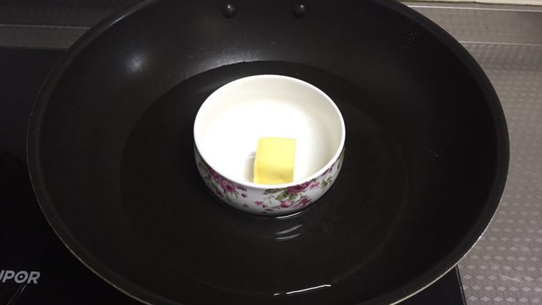 酥脆烤吐司,接下来处理黄油,隔水加热