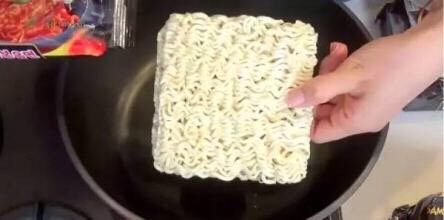 快手版 芝士番茄培根焗火鸡面,火鸡面煮软备用