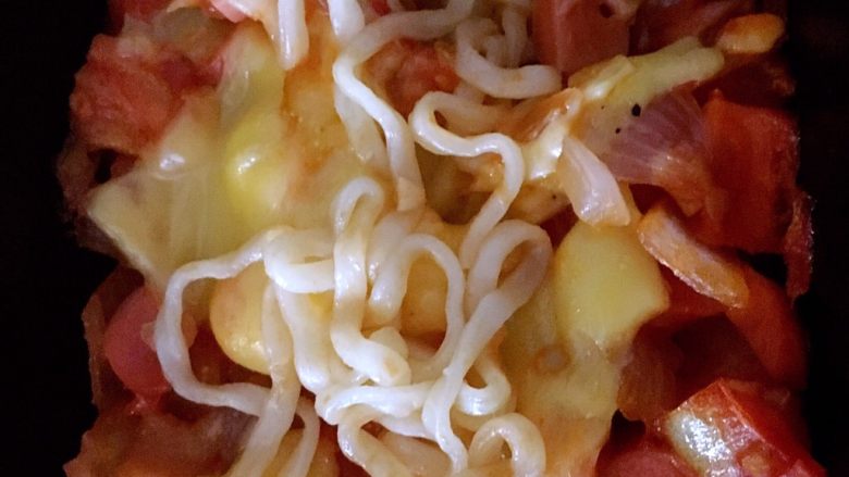 快手版 芝士番茄培根焗火鸡面,放入焗盘中铺满<a style='color:red;display:inline-block;' href='/shicai/ 935'>芝士</a>（<a style='color:red;display:inline-block;' href='/shicai/ 935'>芝士</a>就是力量）上下火烤制35分种180度