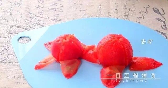 炒饺子皮蔬菜面片,<a style='color:red;display:inline-block;' href='/shicai/ 3551'>西红柿</a>用刀开十字,放开水里烫5分钟去皮。