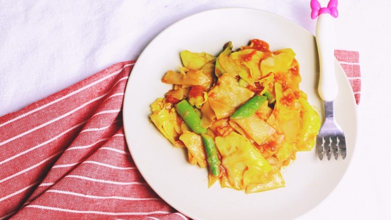 炒饺子皮蔬菜面片,🌻小贴士:这道炒面片,值得你在包饺子的时候,偷偷留下来几片炒一下,绝对不会失望哦。