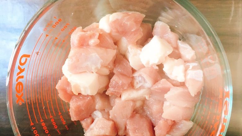 香酥炸藕夹,<a style='color:red;display:inline-block;' href='/shicai/ 414'>猪肉</a>洗净改刀成块状备用