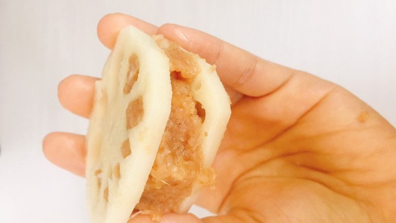 香酥炸藕夹,用勺子或刮刀将肉馅填入,稍稍按紧,建议肉不要塞太多,能将藕的洞洞填满就行,肉太多吃着容易腻
