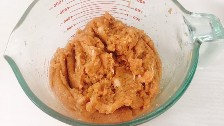 香酥炸藕夹,将肉馅加入淀粉,生抽,耗油,麻油,盐,鸡精,葱末,姜末适量,和饺子馅包子馅做法一样即可,拌匀后搅打上劲,感觉肉馅有粘性不散开就行了,建议自己试试肉馅味道的咸淡,盐不要给多了,淡了可以加生抽,肉馅会更鲜