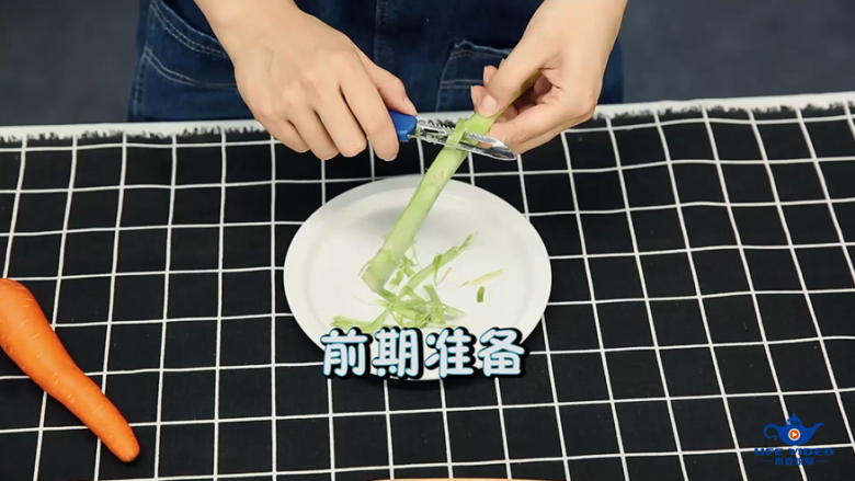 轻奢简餐《芦笋炒虾仁》,第二步:将食材切好。
把<a style='color:red;display:inline-block;' href='/shicai/ 122'>芦笋</a>去皮,切成斜段!