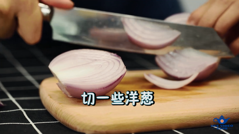 轻奢简餐《芦笋炒虾仁》,<a style='color:red;display:inline-block;' href='/shicai/ 29'>洋葱</a>只需要一半,切细