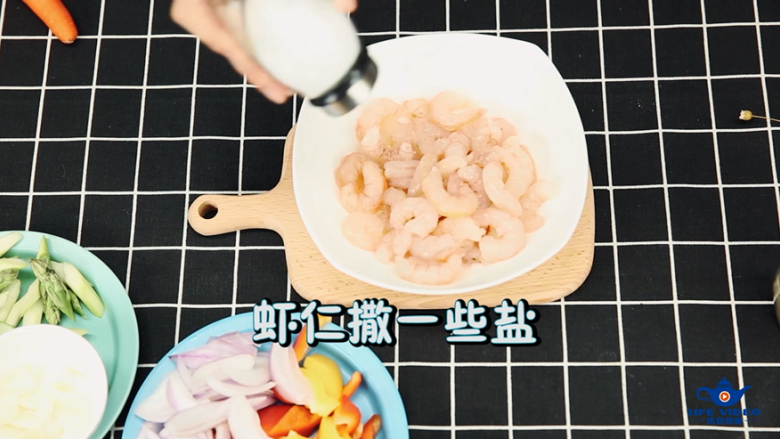 轻奢简餐《芦笋炒虾仁》,第三步:腌制<a style='color:red;display:inline-block;' href='/shicai/ 287'>虾仁</a>
放入少许盐