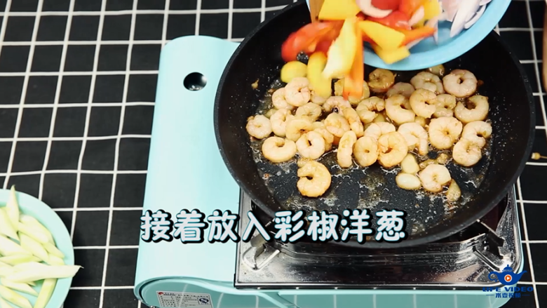 轻奢简餐《芦笋炒虾仁》,随即将所有配菜下锅!