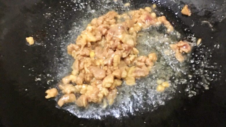 好看又好吃的西红柿盏,油热放入肉沫,翻炒变色