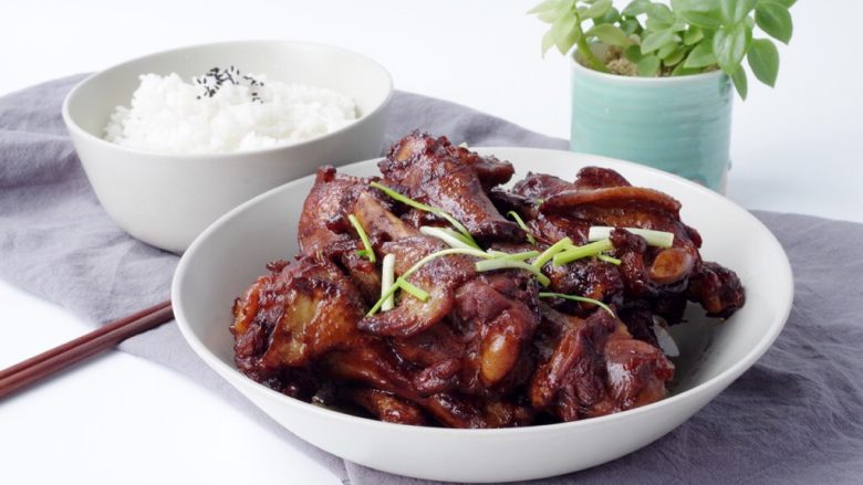 酱烧鸭翅根,装盘以后可以用香葱装饰,淋一小勺油浇在葱上,颜色更加漂亮!