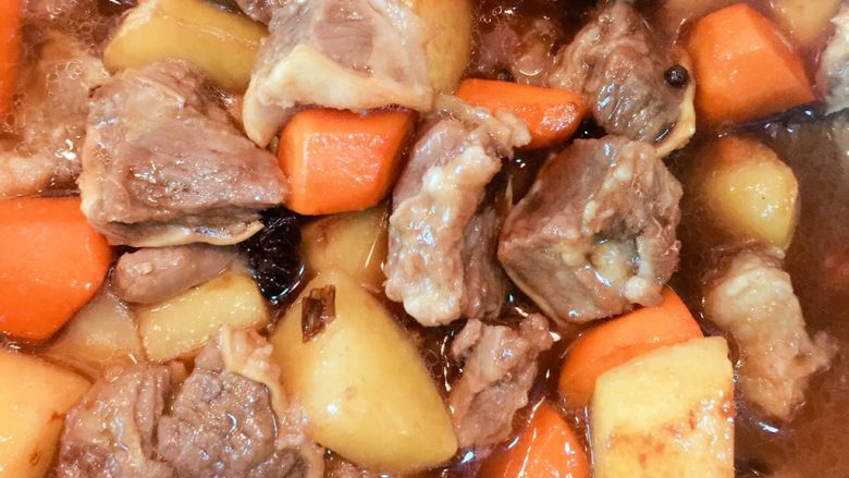 牛肉胡萝卜炖土豆,加入一点点牛肉汤大火烧开转小火焖汤不要过多,汤的量大概能焖熟土豆即可