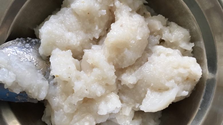 快手荔枝派,普通锅做法:
木有面包机的朋友也可以自己动手做~平底锅、炒锅、电饭锅都是ok哒~
非常简单~
把打碎的荔枝倒入锅内,加入调匀的淀粉、白砂糖,小火慢慢熬,要时不时的搅拌,煮至浓稠加入柠檬汁搅拌几下即可出锅~