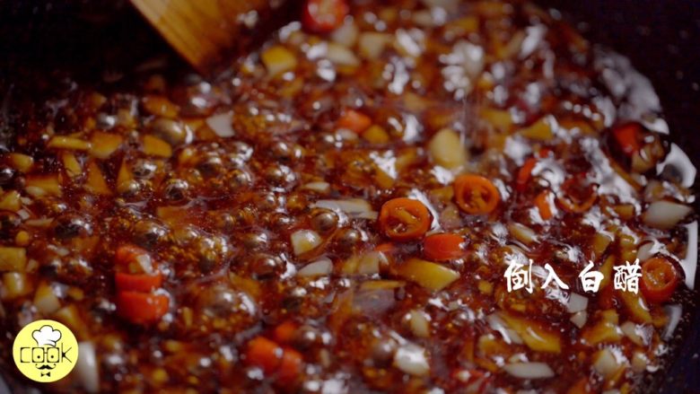 不吹不黑,这是我吃过最好吃的鲍鱼做法,倒入一点<a style='color:red;display:inline-block;' href='/shicai/ 715'>白醋</a>,不用多,用来调味,放多了太酸不要怪我哟