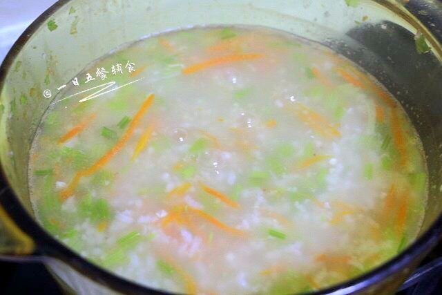 芹菜胡萝卜粥,搅拌~要经常搅拌~防止粘锅~3分钟后,宝宝的可以直接出锅。大人喜欢咸口的可以放一点点盐。