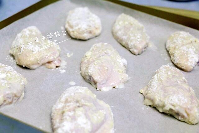 酸奶鸡翅, 码在铺在烤纸的烤盘上。