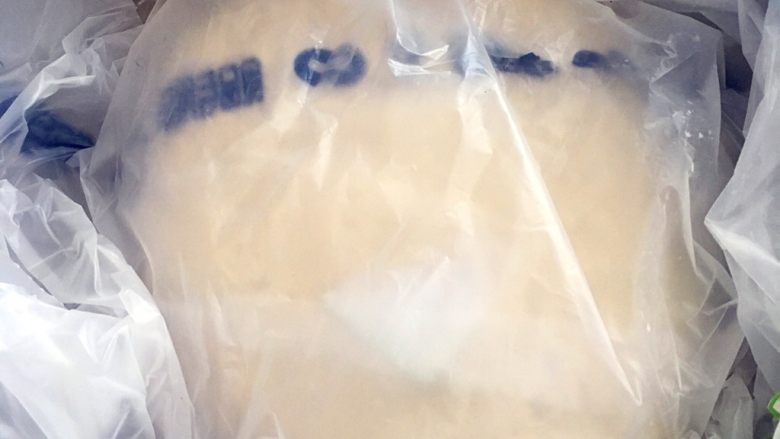 鱼肉馅饺子,面粉加水,活好以后,盖严,醒面。