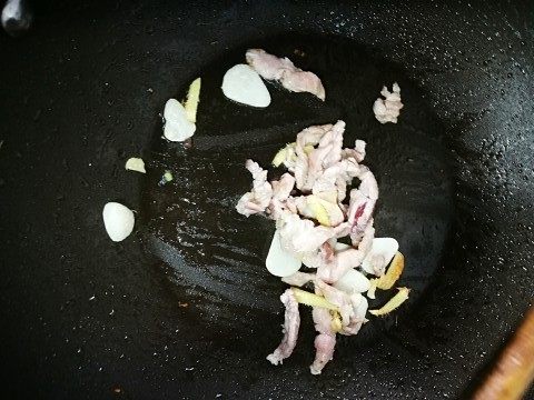 【Cathy边吃边营养】缺维C?吃这道菜,随后放入肉丝翻炒至变色