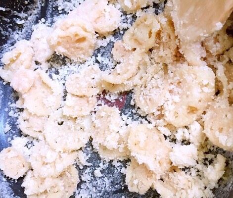 糖藕片,慢慢炒至莲藕反沙,这步是考验一个人耐心的活儿。
