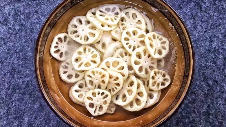 糖藕片,半个小时过去后,藕片上的水份已经出来了,同时糖已经渗透藕片。