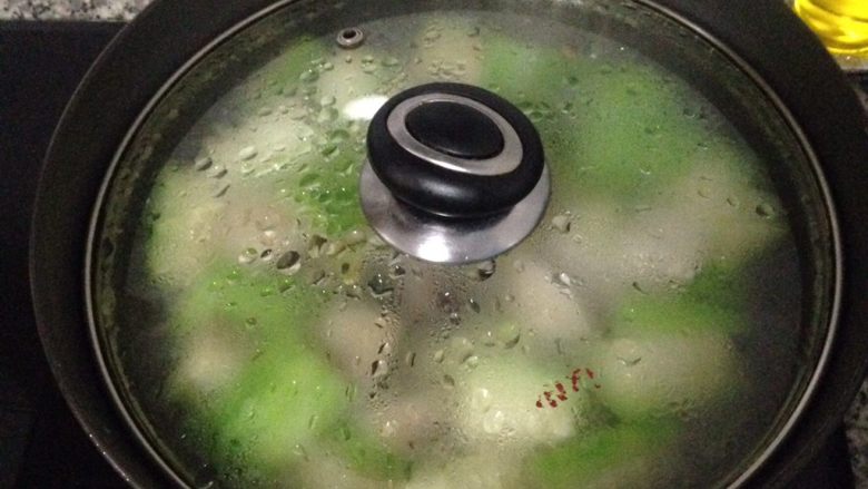蛤蜊丝瓜,锅内放一点沙拉油和香油爆香姜片和葱白,放入丝瓜后加盐和蔬菜精略炒,放入蛤蜊,加入酒和水,盖盖子闷烧,待蛤蜊开了后入葱绿拌两下洒点香油。装盘后上菜!