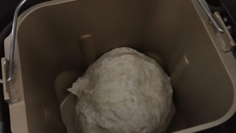 低油低糖的全麦贝果,将面团放入面包桶中,湿酵母涂抹在面团上