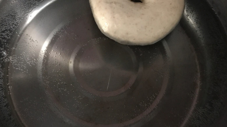 低油低糖的全麦贝果,50克的糖加1000克的水煮至锅底冒小泡的状态后,放入贝果,每面煮30秒后捞出,用厨房纸或者干净的布吸干底部水分