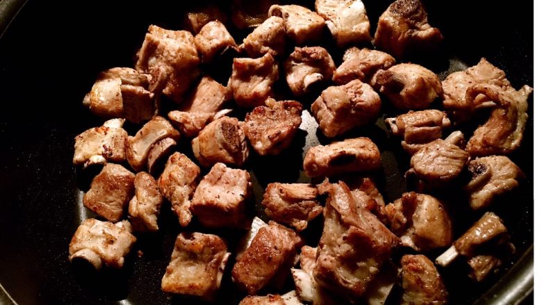 土豆排骨焖饭,开大火煎排骨,锅热后转中火慢煎,火太大了表面会很快糊掉,直到排骨两面金黄。切记不要放油,排骨本身就能爆出油来,放油煎的排骨会让闷出来的饭很油腻,不利于健康,也不好吃。