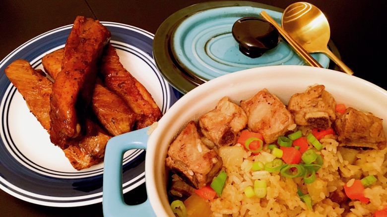 土豆排骨焖饭,鉴于Zoe我无肉不欢,同时煎了猪排配着吃。好多肉,好开心。