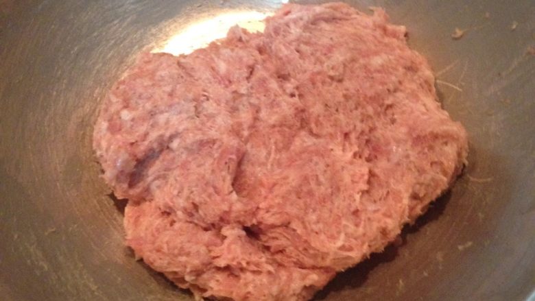 西班牙肉卷 Embotido,猪绞肉用约2汤匙的水打出粘性,肉会变的比较白,或者省略打水但是加入ㄧ颗较小的全蛋,ㄧ样打到肉有黏性。